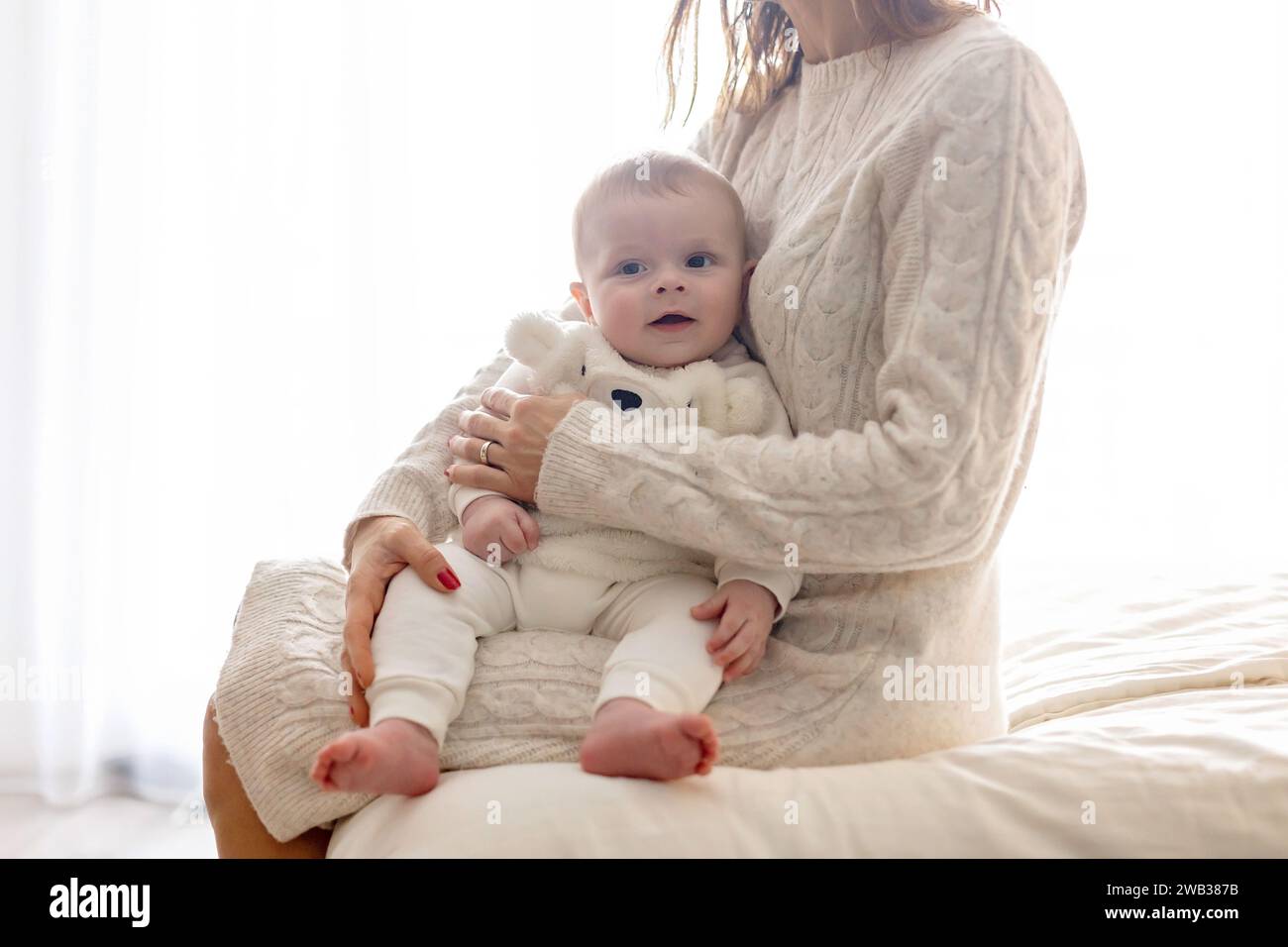 Glückliche Familie, neugeborenes Baby und ältere Brüder, Mutter zu Hause zu Weihnachten Stockfoto