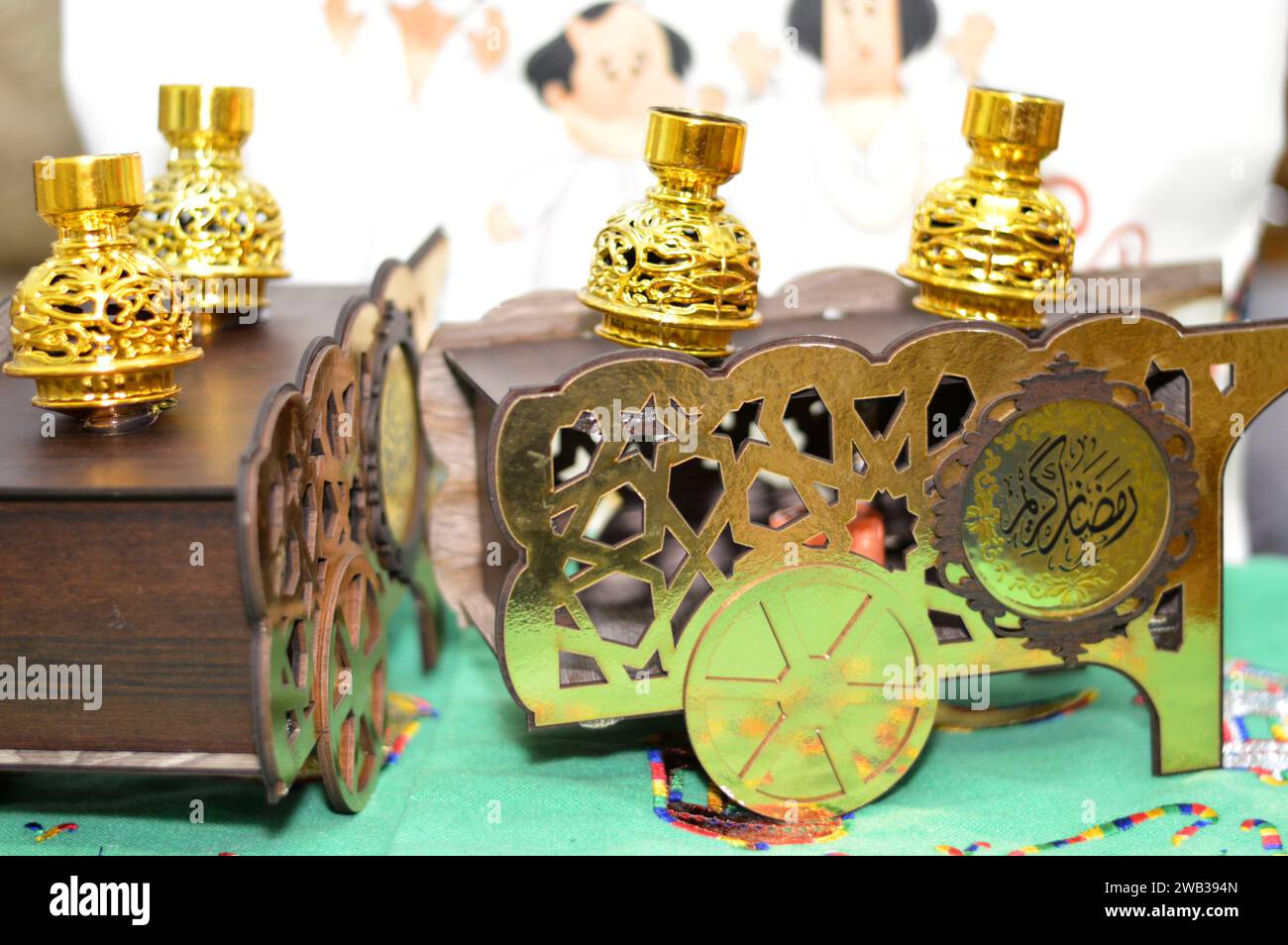 Gizeh, Ägypten, 7. Januar 2024: Ramadan dekorativer goldener Karren mit Bohnenbehälter und Ramadan-Dekorationen, Happy großzügige Ramadan, Fava Stockfoto