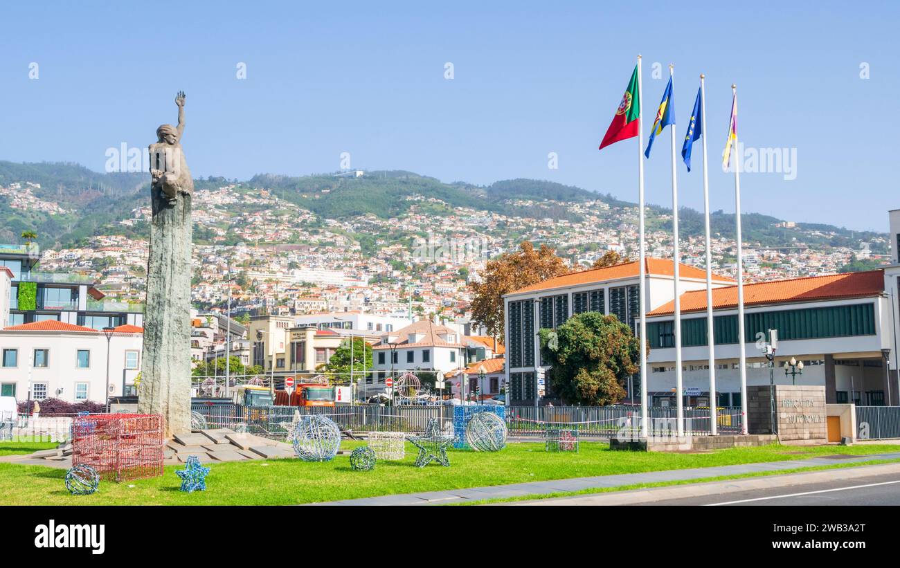 Funchal Madeira Prac da Autonomia Autonomy Square mit Fahnen und historischem Denkmal Bronzestatue einer Frau in Funchal Madeira Portugal EU Europa Stockfoto