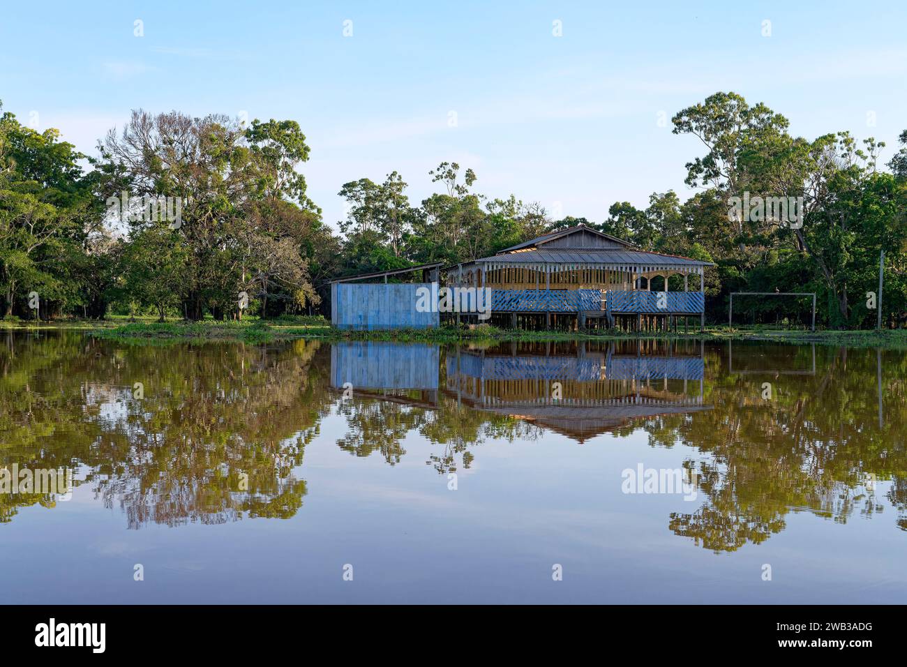 Holzhäuser auf Stelzen spiegeln sich im Amazonas-Staat, Brasilien Stockfoto