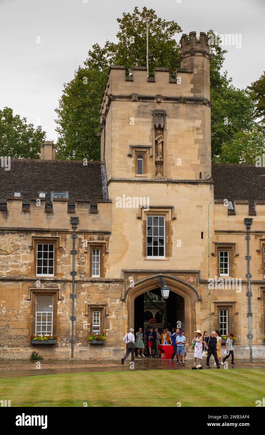 UK, England, Oxfordshire, Oxford, St John’s College, Besucher im vorderen Quadrangle am Haupttor der Porter’s Lodge Stockfoto