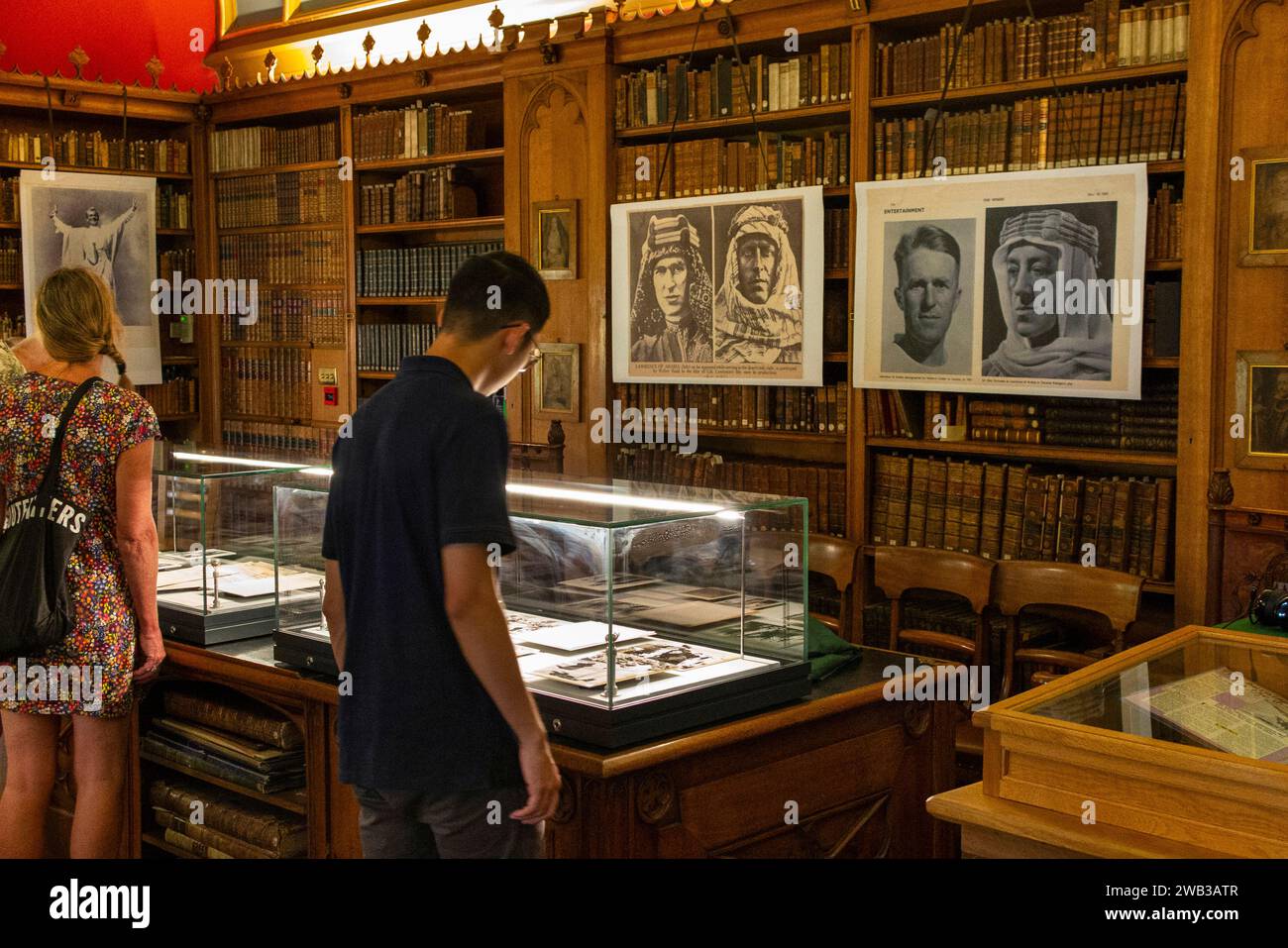 Großbritannien, England, Oxfordshire, Oxford, Magdalen College, Bibliotheksbesucher in der Ausstellung Lawrence von Arabien Stockfoto