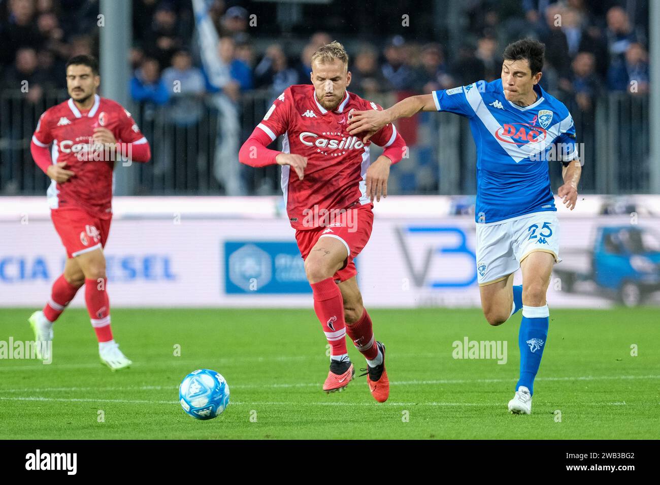 Giuseppe Sibilli vom SSC Bari später von Dimitri Bisoli vom Brescia Calcio FC während des italienischen Fußballspiels der Serie B zwischen Brescia CA Stockfoto