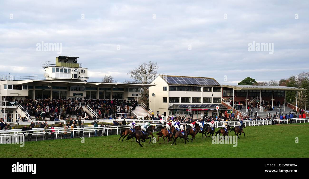 Läufer und Fahrer passieren die Tribüne in der Blackdown Motor Company