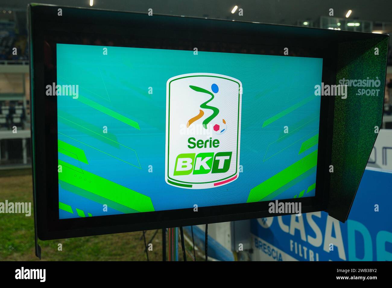VAR Monitor mit Serie BKT Logo vor dem italienischen Fußball-Meisterschaftsspiel der Serie B zwischen Brescia Calcio und Feralpisal˜ im Mario Rigamonti Stadion Stockfoto