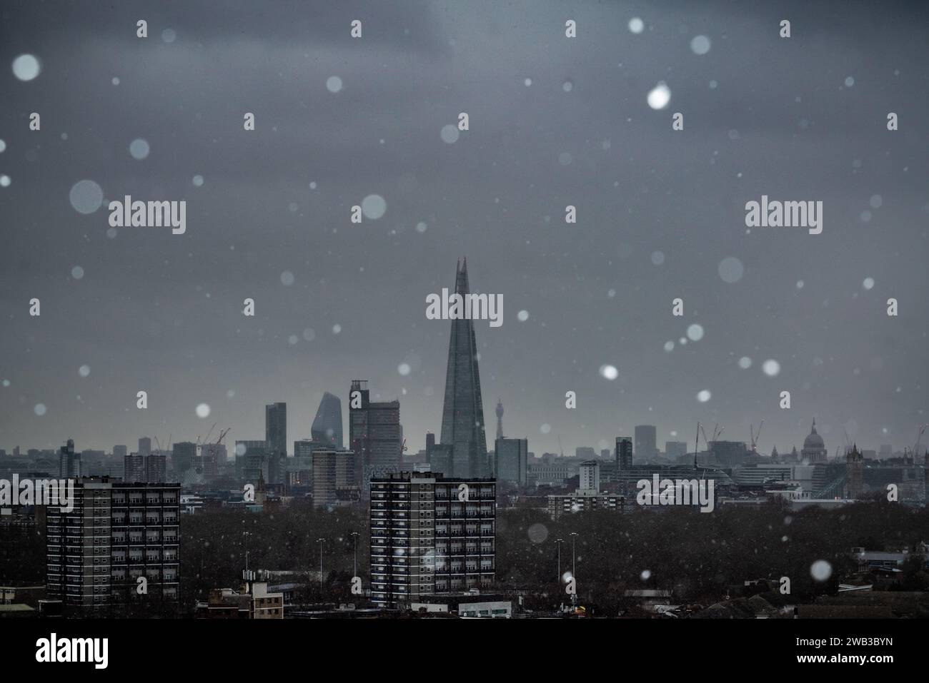 London, Großbritannien. Januar 2024. Wetter in Großbritannien: Ein kurzer Schneefall am Nachmittag bringt die erste Schneesicherung über der Stadt in diesem Winter, da die Temperaturen weiter sinken und das Land für einen einwöchigen Kälteschlitz schnappt. Guy Corbishley/Alamy Live News Stockfoto