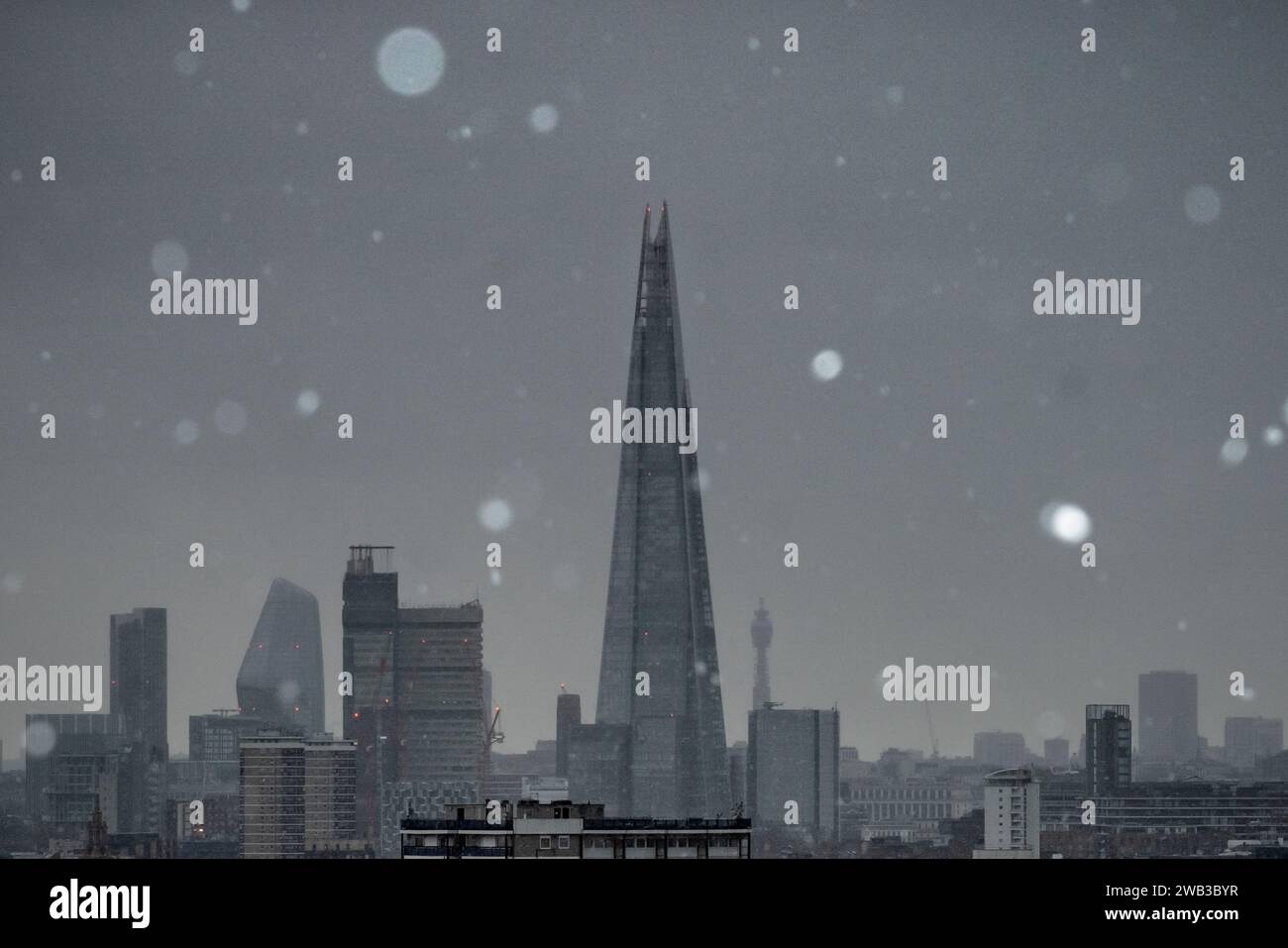 London, Großbritannien. Januar 2024. Wetter in Großbritannien: Ein kurzer Schneefall am Nachmittag bringt die erste Schneesicherung über der Stadt in diesem Winter, da die Temperaturen weiter sinken und das Land für einen einwöchigen Kälteschlitz schnappt. Guy Corbishley/Alamy Live News Stockfoto