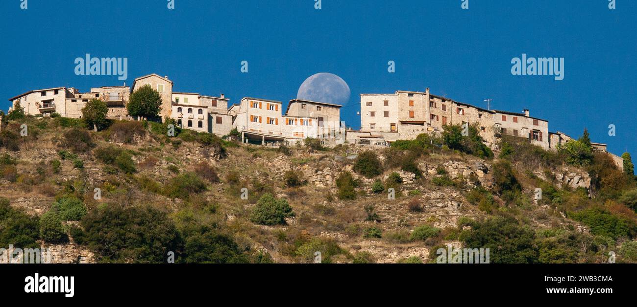 Mond hinter den Häusern von Touët-sur-Var, Departement Alpes-Maritimes, Region PACA, Südfrankreich Stockfoto