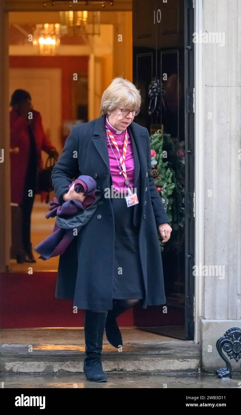 Dame Sarah Mullally, Bischof von London, verlässt die Downing Street 10 nach einem Treffen religiöser Führer am 12. Dezember 2023 Stockfoto