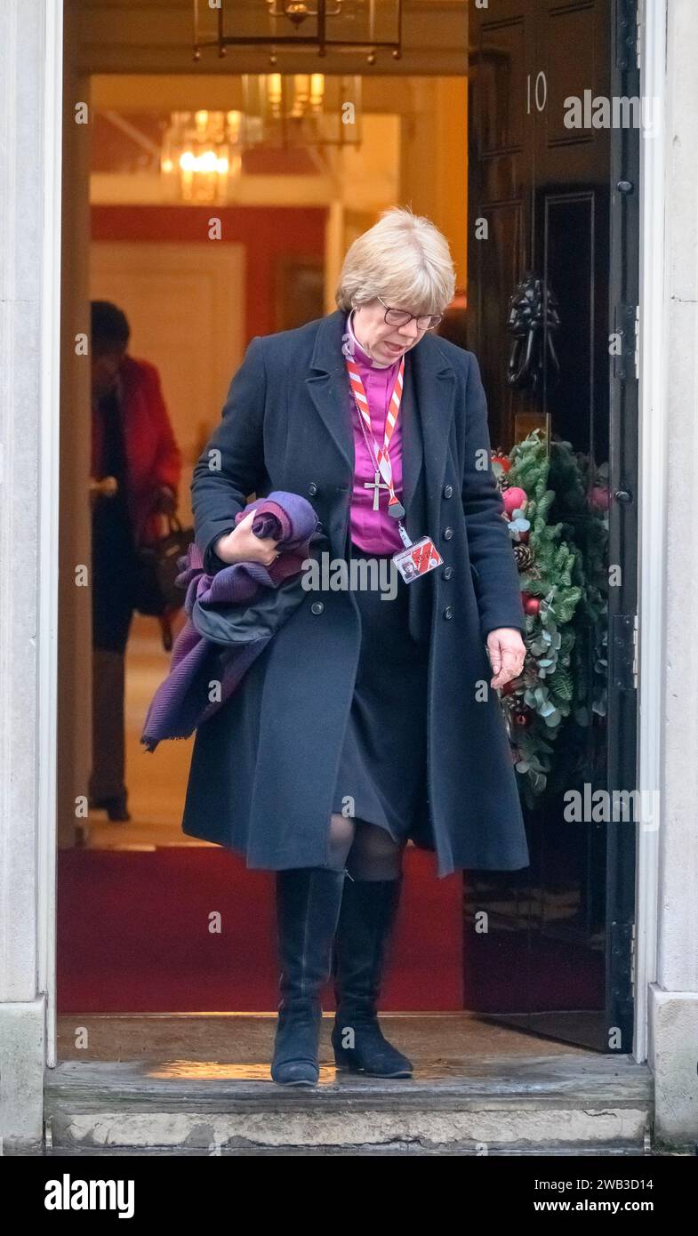 Dame Sarah Mullally, Bischof von London, verlässt die Downing Street 10 nach einem Treffen religiöser Führer am 12. Dezember 2023 Stockfoto