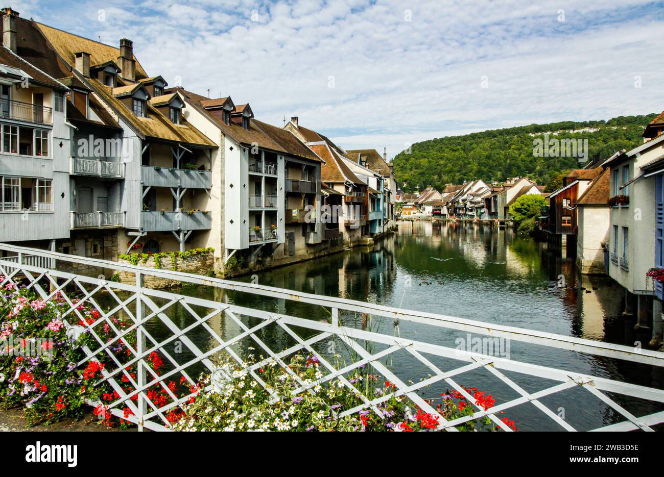 Brücke über den Fluss La Loue in der Stadt Ornans, Valllée de la Loue, Département Doubs, Region Bourgogne-Franche-Comté, Frankreich Stockfoto