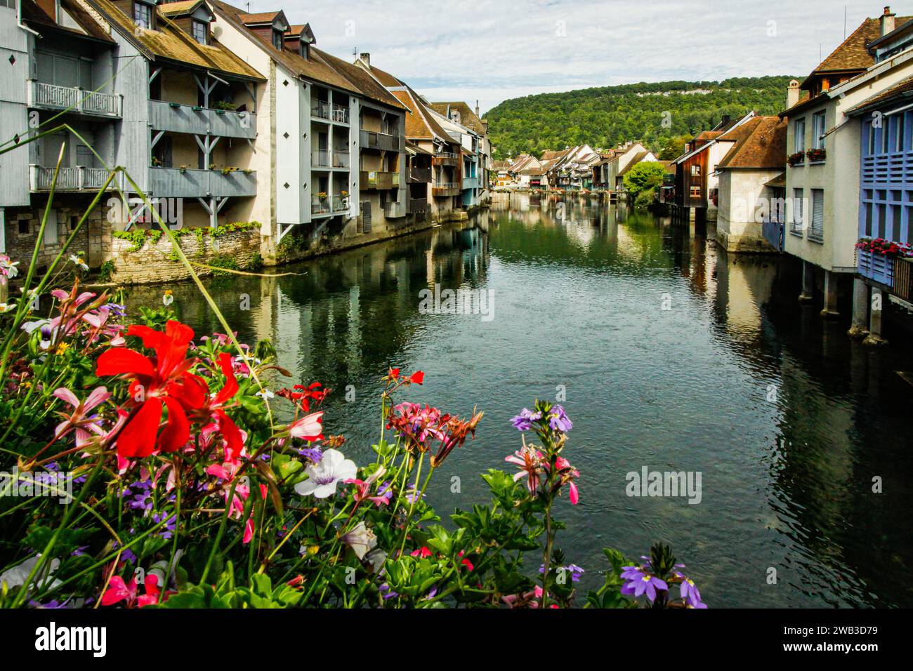 Blumen auf der Brücke in der Stadt Ornans im Valllée de la Loue, Département Doubs, Region Bourgogne-Franche-Comté, Frankreich Stockfoto