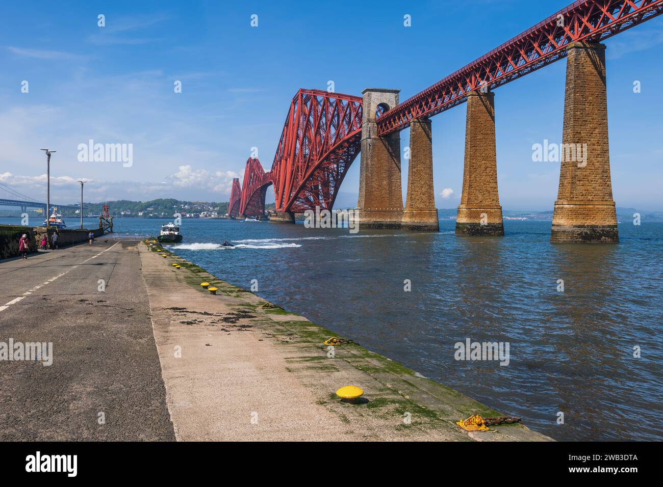 Die Forth Bridge am Firth of Forth Mündung von South Queensferry Bootsanlegestelle in Schottland, Großbritannien. Stockfoto