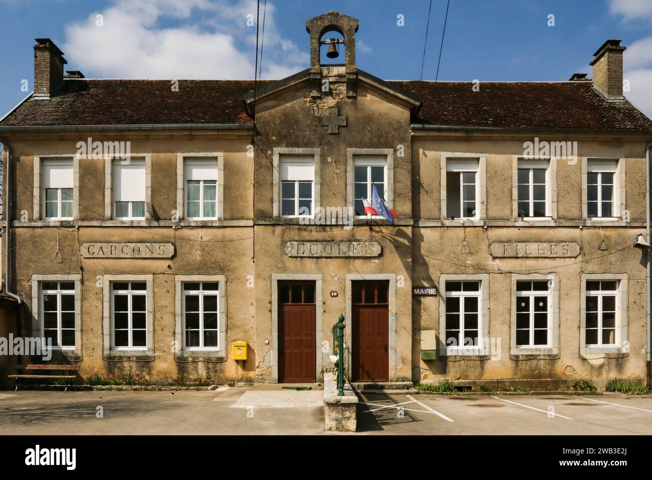 Rathaus (alte Schule), Nans-sous-Sainte-Anne, région Bourgogne-Franche-Comté, Département du Doubs, Frankreich Stockfoto