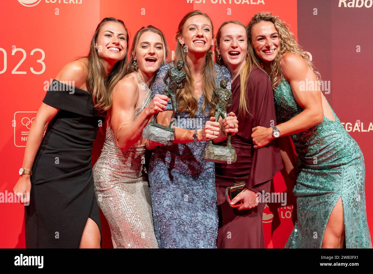 UTRECHT, NIEDERLANDE - 20. DEZEMBER: Eveline Saalberg, Laura de Witte, Femke Bol, Cathelijn Peeters und Lieke Klaver während der NOC*NSF Sportgala 2023 bei DeFabrique am 20. Dezember 2023 in Utrecht, Niederlande. (Foto: Joris Verwijst/BSR Agency) Stockfoto