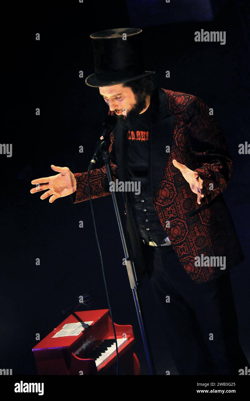 Mailand Italien 09.02.2009: Vinicio Capossela, italienischer Sänger, während des Live-Konzerts im Smeraldo Theater Stockfoto