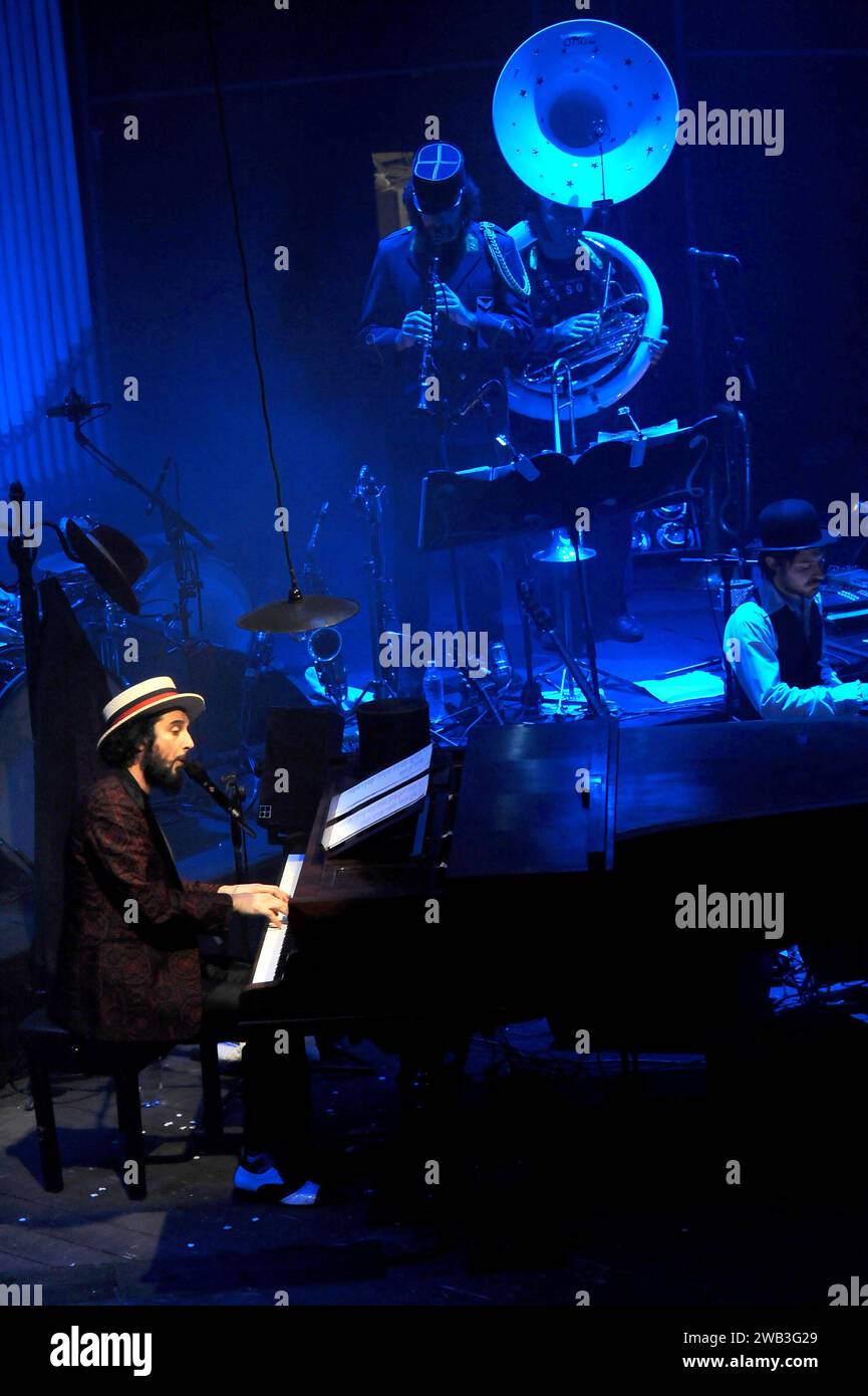 Mailand Italien 09.02.2009: Vinicio Capossela, italienischer Sänger, während des Live-Konzerts im Smeraldo Theater Stockfoto