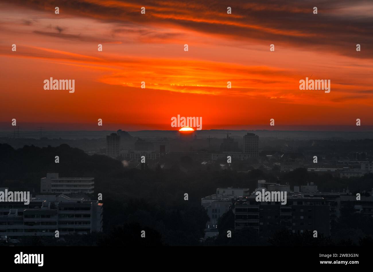 Ein atemberaubender Sonnenuntergang beleuchtet die Skyline einer geschäftigen Stadt. München, Deutschland Stockfoto