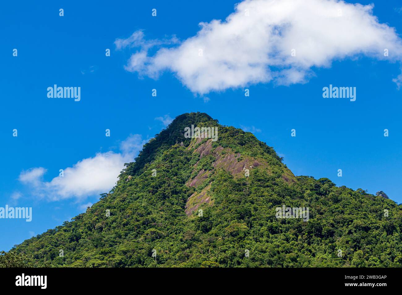 Abraham Mountain Peak Vom Papagei Mit Wolken. Ilha Grande, Angra Dos Reis, Rio De Janeiro, Brasilien. Stockfoto