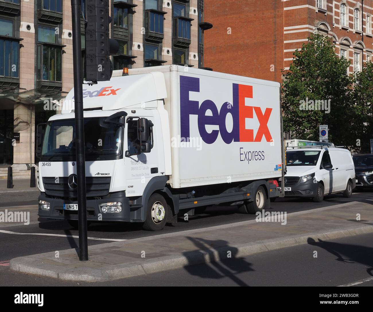 LONDON, Großbritannien – CA. OKTOBER 2022: FedEx Courier Van Stockfoto