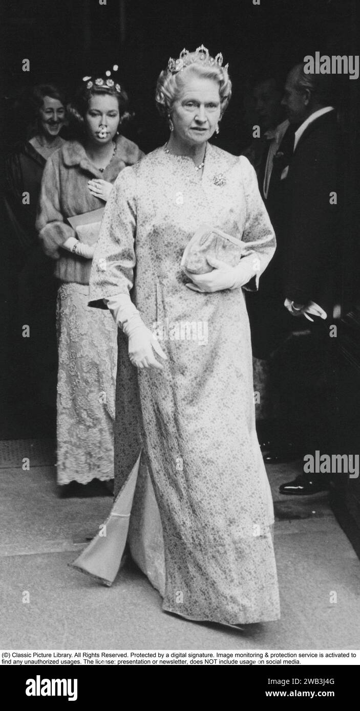 Prinzessin Sibylla von Sachsen-Coburg und Gotha. januar 1908 bis 28. november 1972. Sie war Mitglied der schwedischen Königsfamilie und Mutter des heutigen schwedischen Königs Carl XVI. Gustaf. Sie wurde schwedische Prinzessin, als sie 1932 den Herzog Gustaf Adolf von Västerbotten heiratete. Sie hatte damit die Aussicht, eines Tages Königin zu werden, aber der Prinz wurde 1947 bei einem Flugzeugabsturz getötet und lebte nicht mehr auf dem schwedischen Thron. Ihr Sohn wurde im Jahr nach ihrem Tod König. 1965 in einem Diadem von E. Wolff & Co. Dargestellt, war es ein Geschenk des Herzogs und der Herzogin von Connaught an ihre Stockfoto