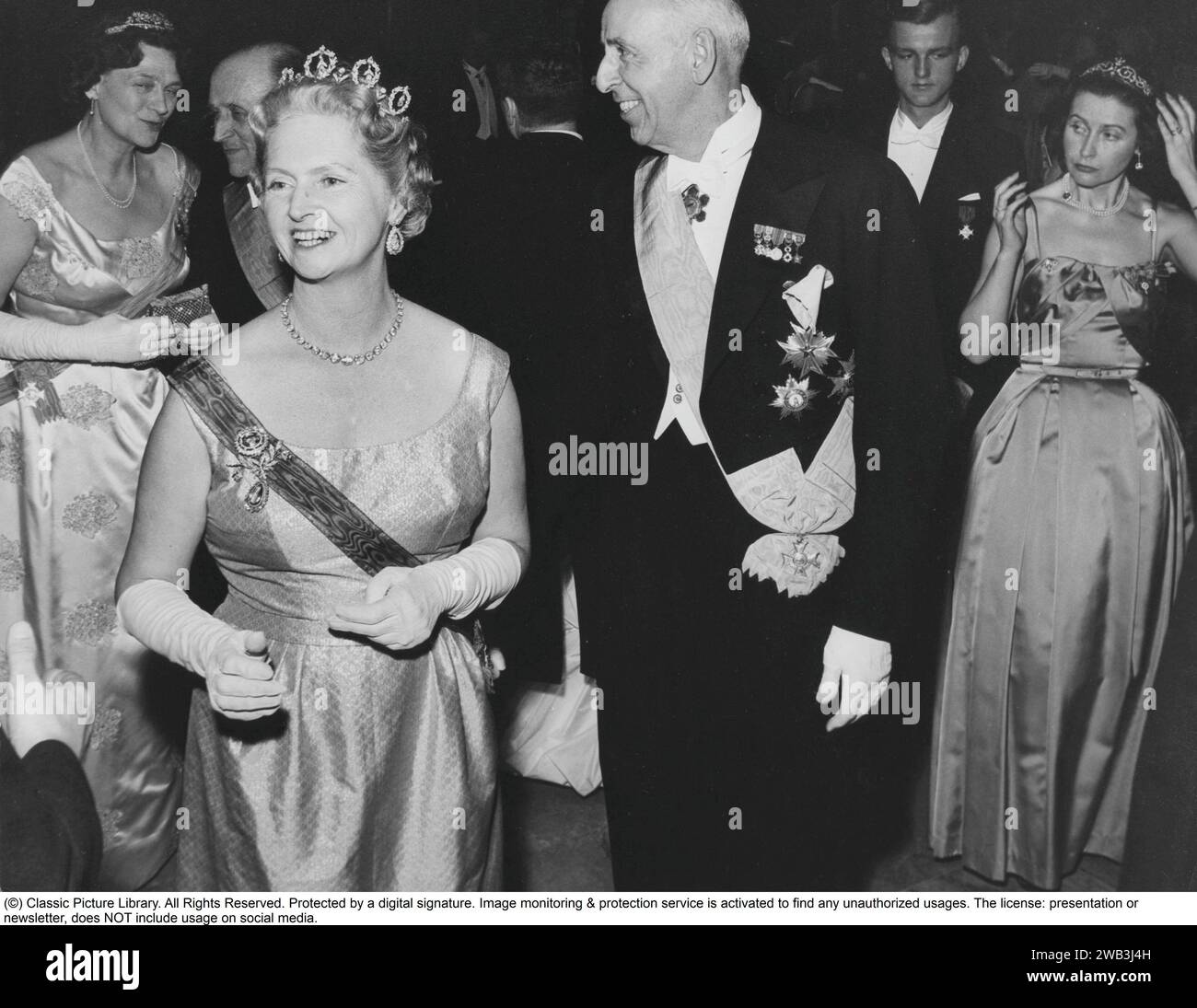 Prinzessin Sibylla von Sachsen-Coburg und Gotha. januar 1908 bis 28. november 1972. Sie war Mitglied der schwedischen Königsfamilie und Mutter des heutigen schwedischen Königs Carl XVI. Gustaf. Sie wurde schwedische Prinzessin, als sie 1932 den Herzog Gustaf Adolf von Västerbotten heiratete. Sie hatte damit die Aussicht, eines Tages Königin zu werden, aber der Prinz wurde 1947 bei einem Flugzeugabsturz getötet und lebte nicht mehr auf dem schwedischen Thron. Ihr Sohn wurde im Jahr nach ihrem Tod König. 1961 in einem Diadem von E. Wolff & Co. Dargestellt, war es ein Geschenk des Herzogs und der Herzogin von Connaught an ihre Stockfoto