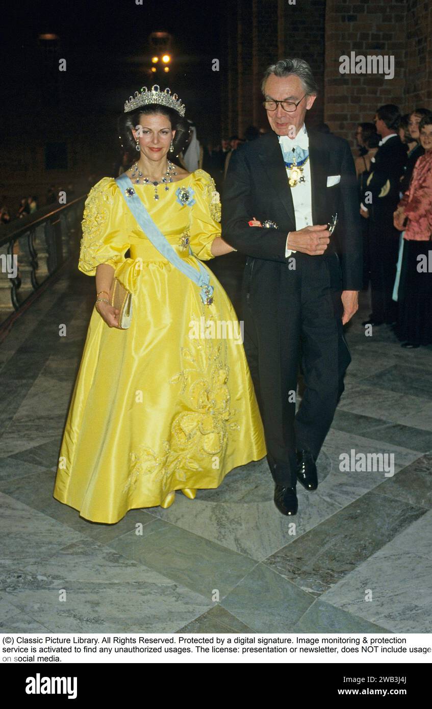 Königin Silvia von Schweden. Ehefrau des heutigen schwedischen Königs Carl XVI. Gustaf. Im Bild 1985 mit dem Leuchtenberg-Saphir-Set erbte Königin Josefina von Schweden den Schmuck von ihrer Mutter Augusta Amalia, Herzogin von Leuchtenberg. Der Schmuck wurde vermutlich von Marie-Etienne Nitot in Paris hergestellt. Danach ging der Schmuck an Königin Sofia, aber es ist nicht belegt, dass sie das Set trug. Außerdem war Königin Victoria die letzte, die sie privat besaß. Die Leuchtenberg-Saphire. Diadem-Set mit Saphiren und Brillanten in 11 Gelenkteilen. 7 cm hoch, 40,5 cm lang. Der Diamantbesatz sapp Stockfoto