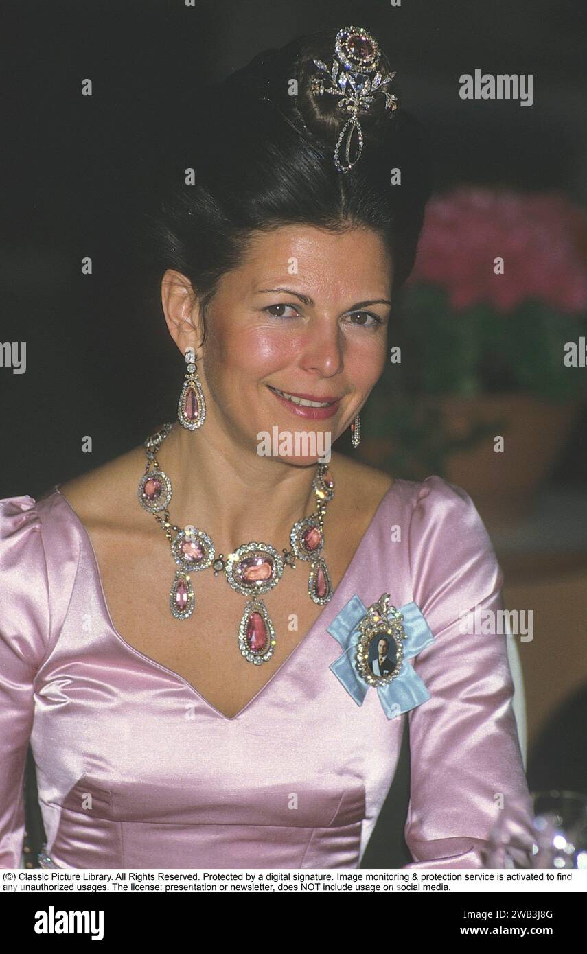 Königin Silvia von Schweden. Ehefrau des heutigen schwedischen Königs Carl XVI. Gustaf. Abbildung 1986 in einer Haarschmuck in Schmuckstücken mit passender Halskette. Das Foto ihres Mannes ist in der Brosche zu sehen. Stockfoto