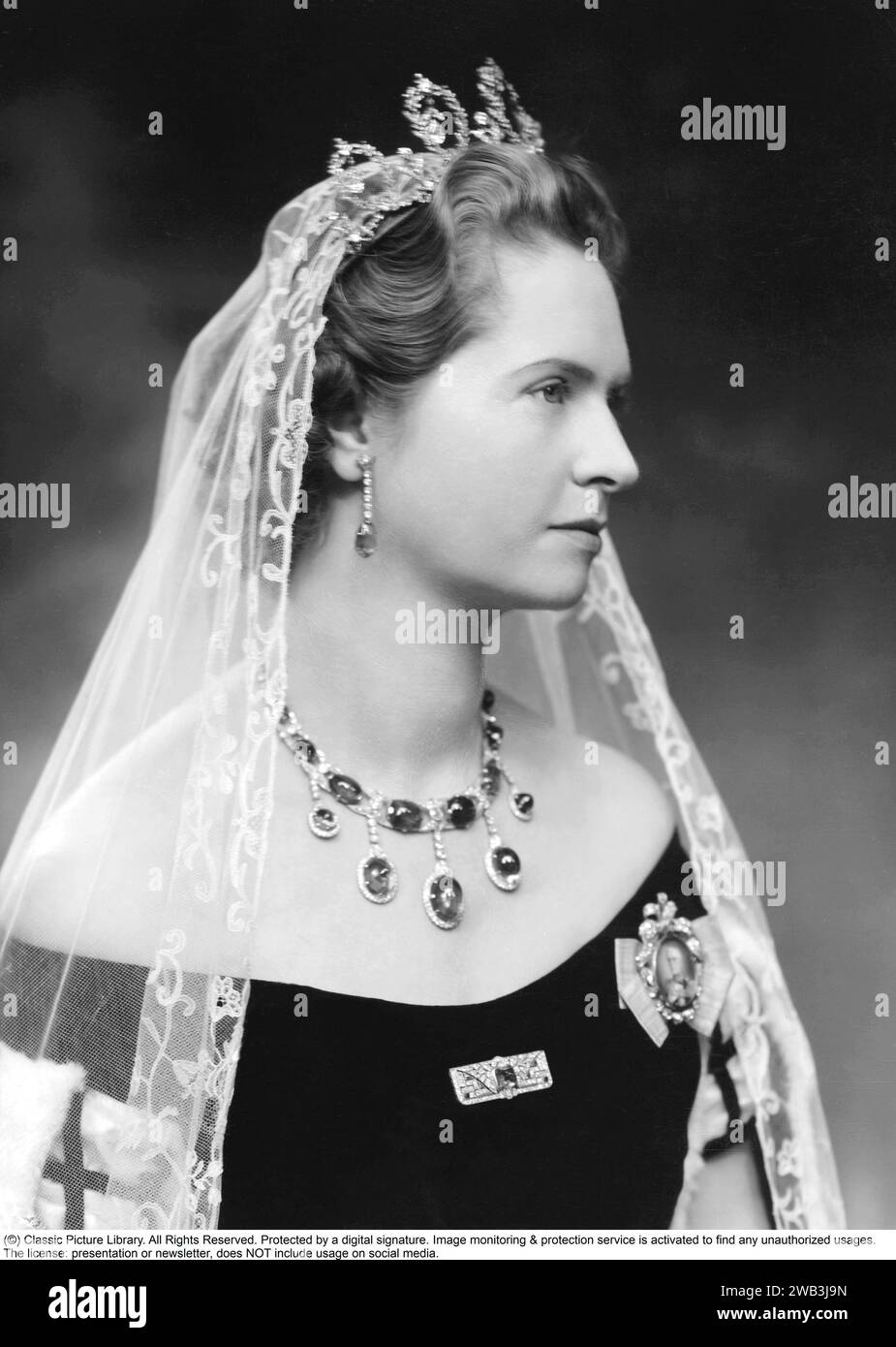 Prinzessin Sibylla von Sachsen-Coburg und Gotha. januar 1908 bis 28. november 1972. Sie war Mitglied der schwedischen Königsfamilie und Mutter des heutigen schwedischen Königs Carl XVI. Gustaf. Sie wurde schwedische Prinzessin, als sie 1932 den Herzog Gustaf Adolf von Västerbotten heiratete. Sie hatte damit die Aussicht, eines Tages Königin zu werden, aber der Prinz wurde 1947 bei einem Flugzeugabsturz getötet und lebte nicht mehr auf dem schwedischen Thron. Ihr Sohn wurde im Jahr nach ihrem Tod König. 1947 in einem Diadem von E. Wolff & Co. Dargestellt, war es ein Geschenk des Herzogs und der Herzogin von Connaught an ihre Stockfoto
