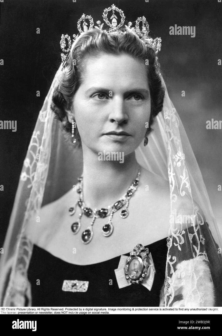 Prinzessin Sibylla von Sachsen-Coburg und Gotha. januar 1908 bis 28. november 1972. Sie war Mitglied der schwedischen Königsfamilie und Mutter des heutigen schwedischen Königs Carl XVI. Gustaf. Sie wurde schwedische Prinzessin, als sie 1932 den Herzog Gustaf Adolf von Västerbotten heiratete. Sie hatte damit die Aussicht, eines Tages Königin zu werden, aber der Prinz wurde 1947 bei einem Flugzeugabsturz getötet und lebte nicht mehr auf dem schwedischen Thron. Ihr Sohn wurde im Jahr nach ihrem Tod König. 1947 in einem Diadem von E. Wolff & Co. Dargestellt, war es ein Geschenk des Herzogs und der Herzogin von Connaught an ihre Stockfoto