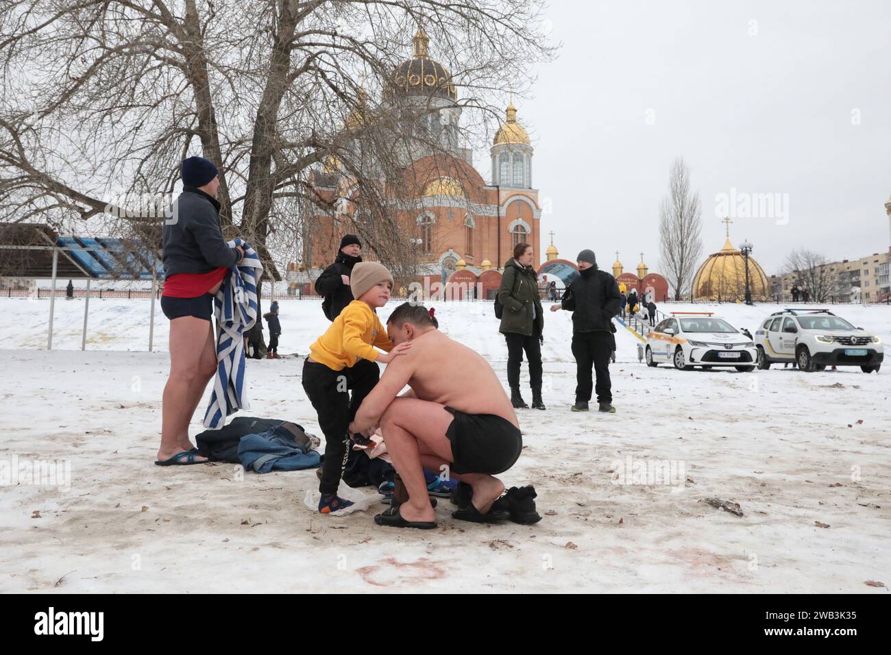 Nicht exklusiv: KIEW, UKRAINE - 6. JANUAR 2024 - in der Obolonska Naberezhna Straße in Epiphany, Kiew, Hauptstadt der Ukraine, wechseln sich die Menschen um. Stockfoto