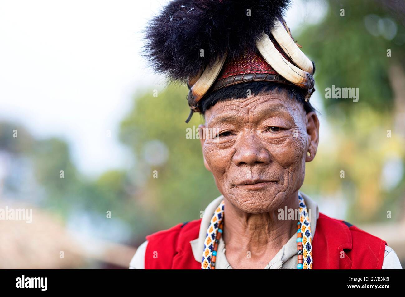Porträt eines Ältesten aus dem Stamm der Konyak in traditioneller zeremonieller Kleidung, Nagaland, Indien Stockfoto