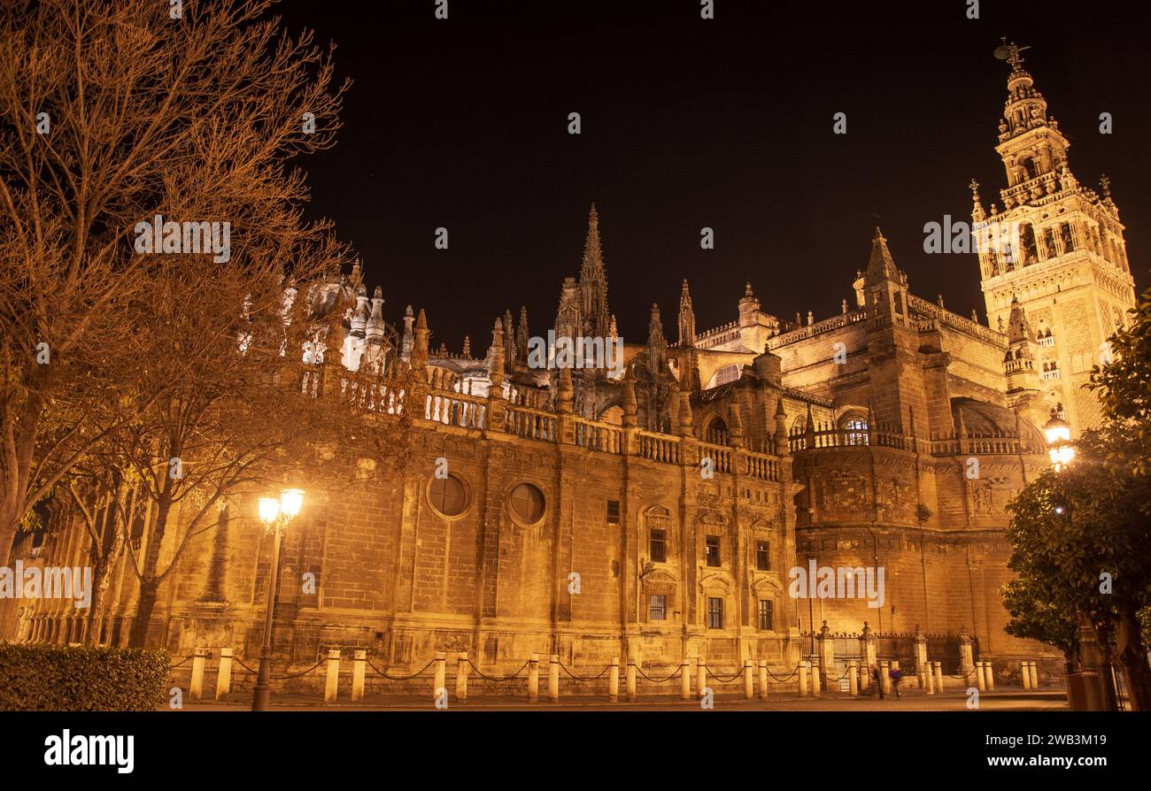 Die Lichter der Nacht erleuchten die wunderschöne andalusische Stadt Sevilla Stockfoto