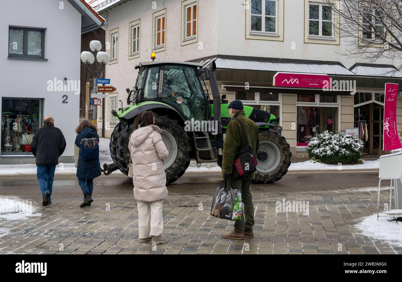 08.06.2024, Bad Wörishofen im Unterallgäu, großer Bauernstreik am 8,1.2024, Landwirte fahren mit ihren Traktoren durch die Kneippstadt. 08.01.2024, Bauernstreik 08.01.2024, Bauernstreik *** 08 06 2024, Bad Wörishofen im Unterallgäu, Großbauern streiken am 8 1 2024, Bauern fahren mit ihren Traktoren durch die Kneippstadt 08 01 2024, Bauern streiken 08 01 2024, Bauern streiken Stockfoto