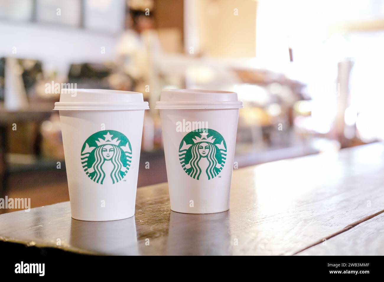 Edinburgh, Großbritannien - 14. Februar 2017 : Starbucks zum Mitnehmen, Kaffeetasse mit heißem Getränk und Logo, auf dem Tisch im Laden. Starbucks ist einer der M Stockfoto