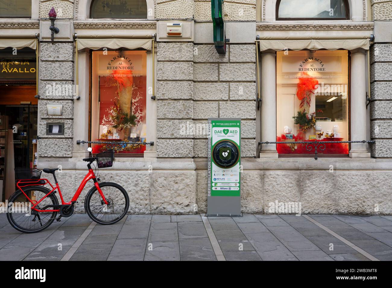 Ein Herzdefibrillator vor einer Apotheke. Stockfoto