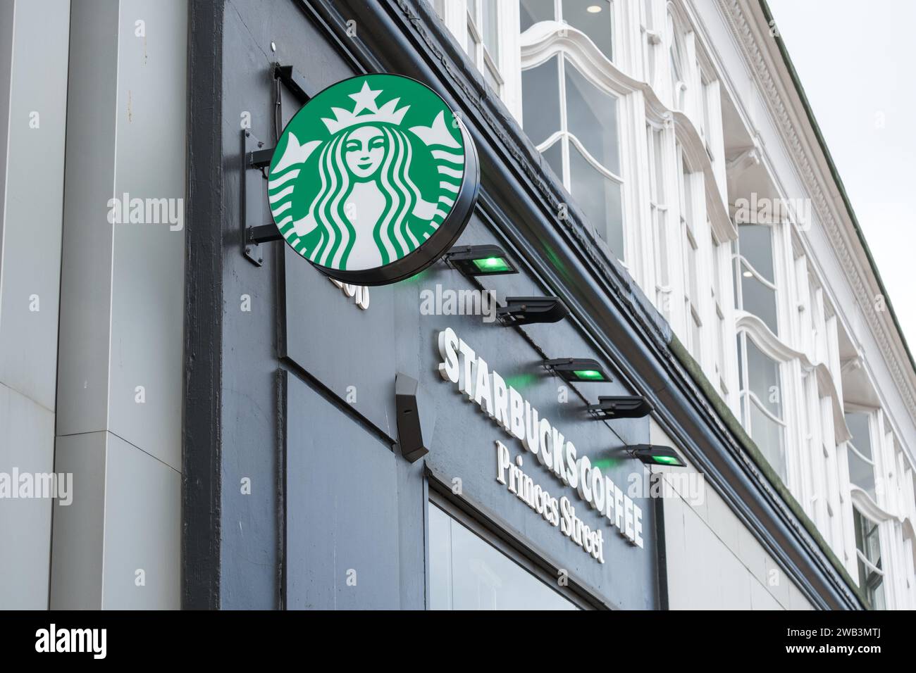 Edinburgh, Vereinigtes Königreich. 17. März 2017: Starbucks, Logo-Schild aus dem Außengeschäft in der Princes Street. Starbucks ist einer der weltberühmtesten Kaffees Stockfoto