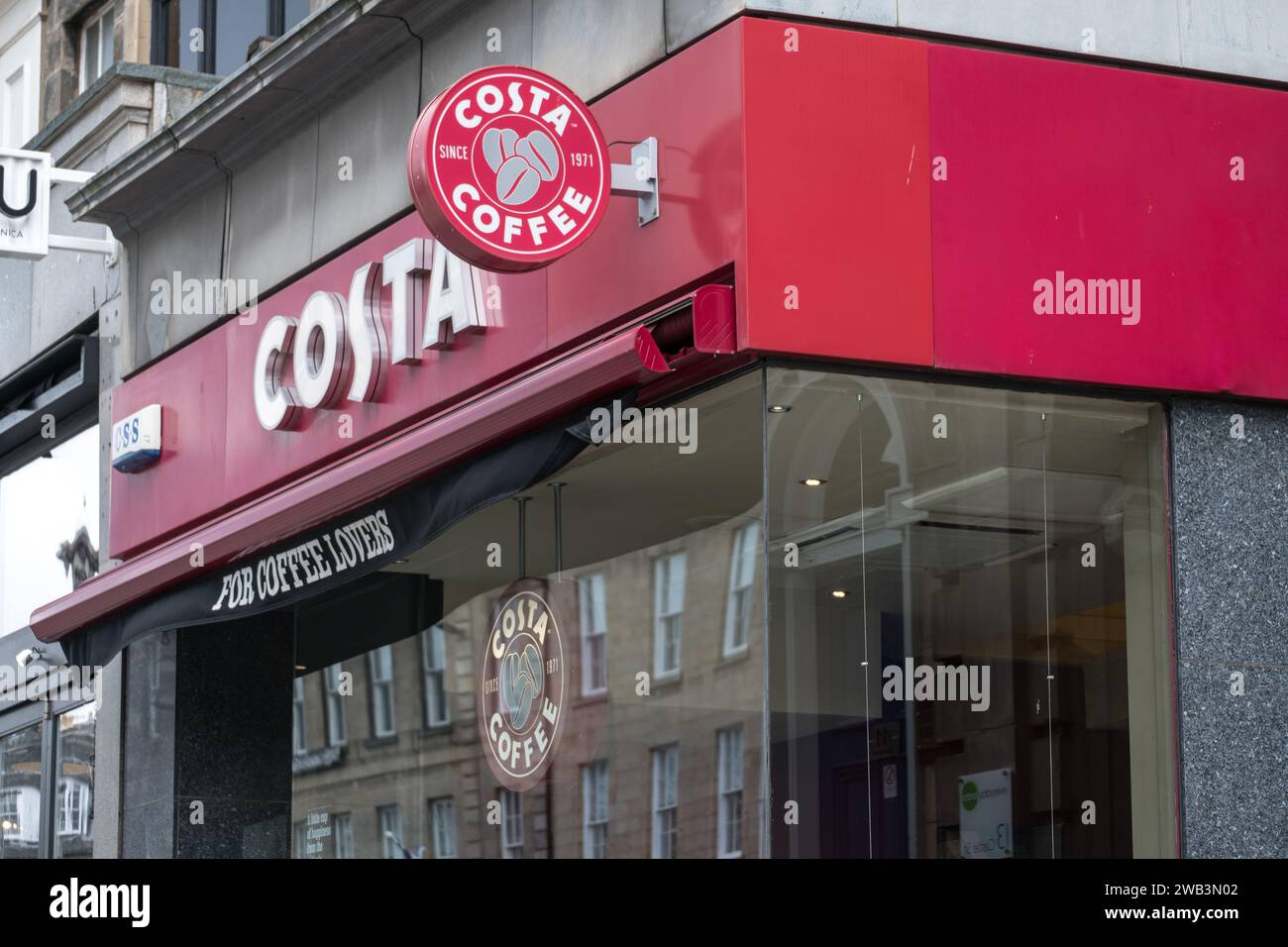 Edinburgh, Vereinigtes Königreich. 17. März 2017: Costa, Logo-Schild vom Außengeschäft in der Princes Street. Es ist eine britische multinationale Kaffeehausfirma, t Stockfoto