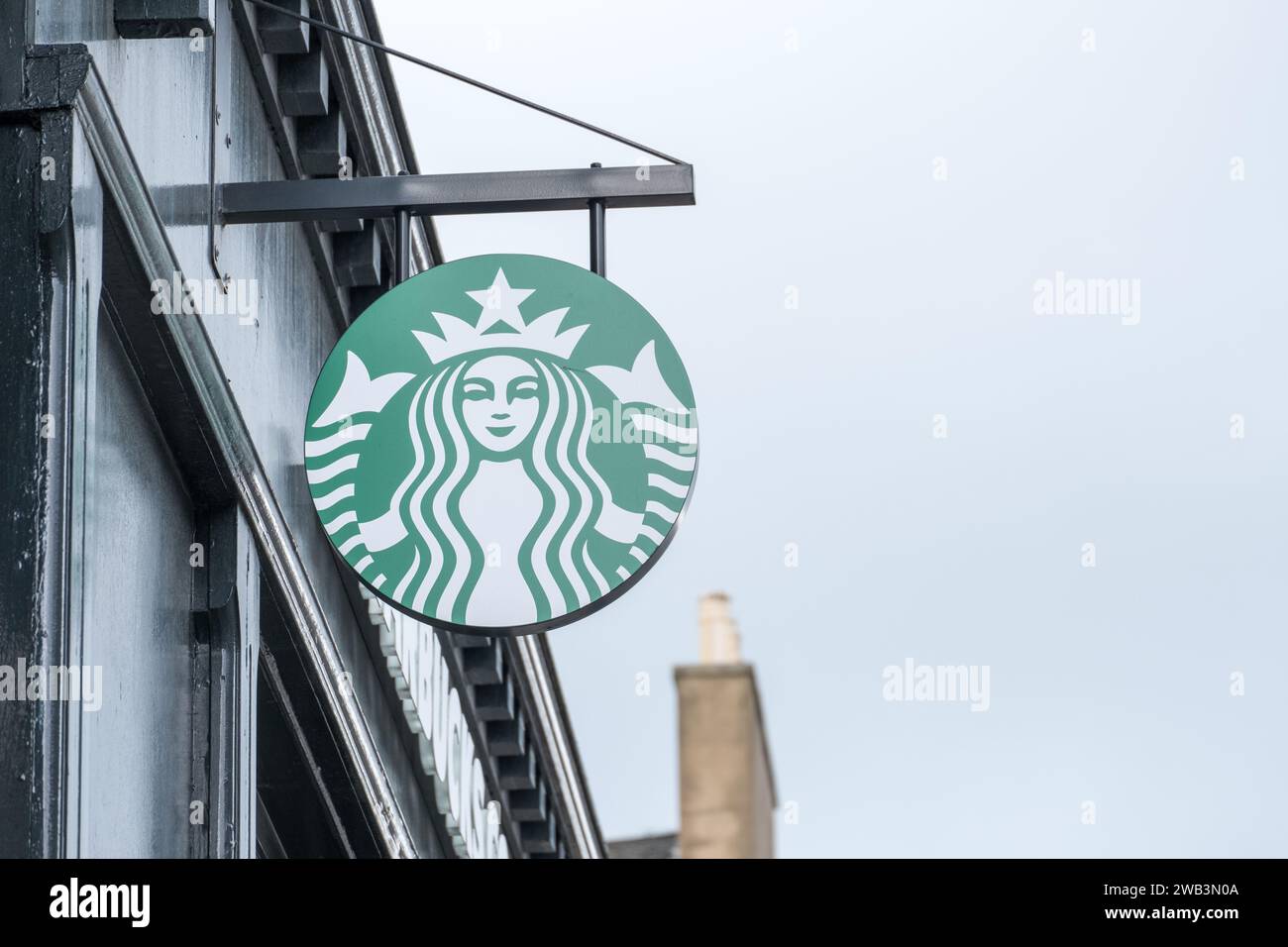 Edinburgh, Vereinigtes Königreich. 17. März 2017: Starbucks, Logo-Schild aus dem Außengeschäft in der Princes Street. Starbucks ist einer der weltberühmtesten Kaffees Stockfoto