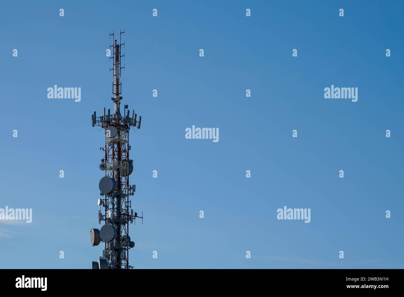 Handy-Satellitenmast am blauen Himmel Stockfoto