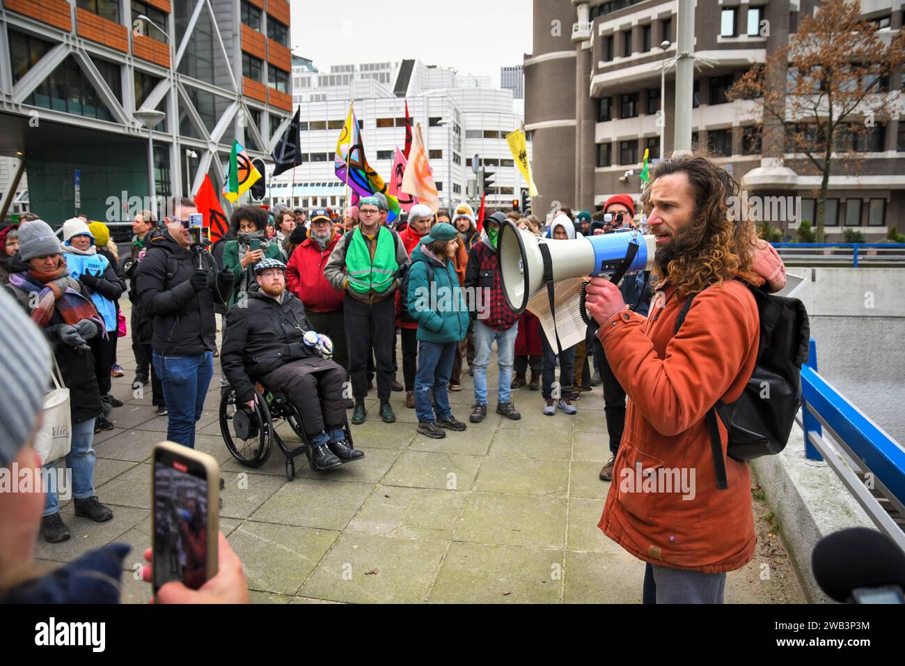 Den Haag, die Niederlande, 8. januar 2024. Die Extinktionsrebellion marschierte zum senat des niederländischen parlaments, um gegen Subventionen für fossile Brennstoffe zu protestieren. Quelle: Pmvfoto/Alamy Live News Stockfoto
