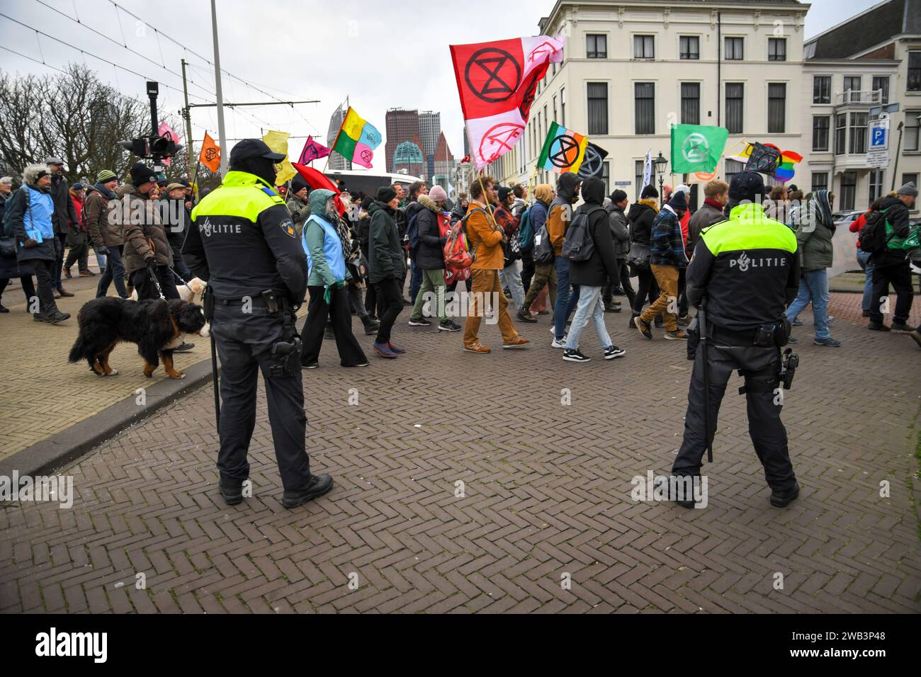 Den Haag, die Niederlande, 8. januar 2024. Die Extinktionsrebellion marschierte zum senat des niederländischen parlaments, um gegen Subventionen für fossile Brennstoffe zu protestieren. Quelle: Pmvfoto/Alamy Live News Stockfoto