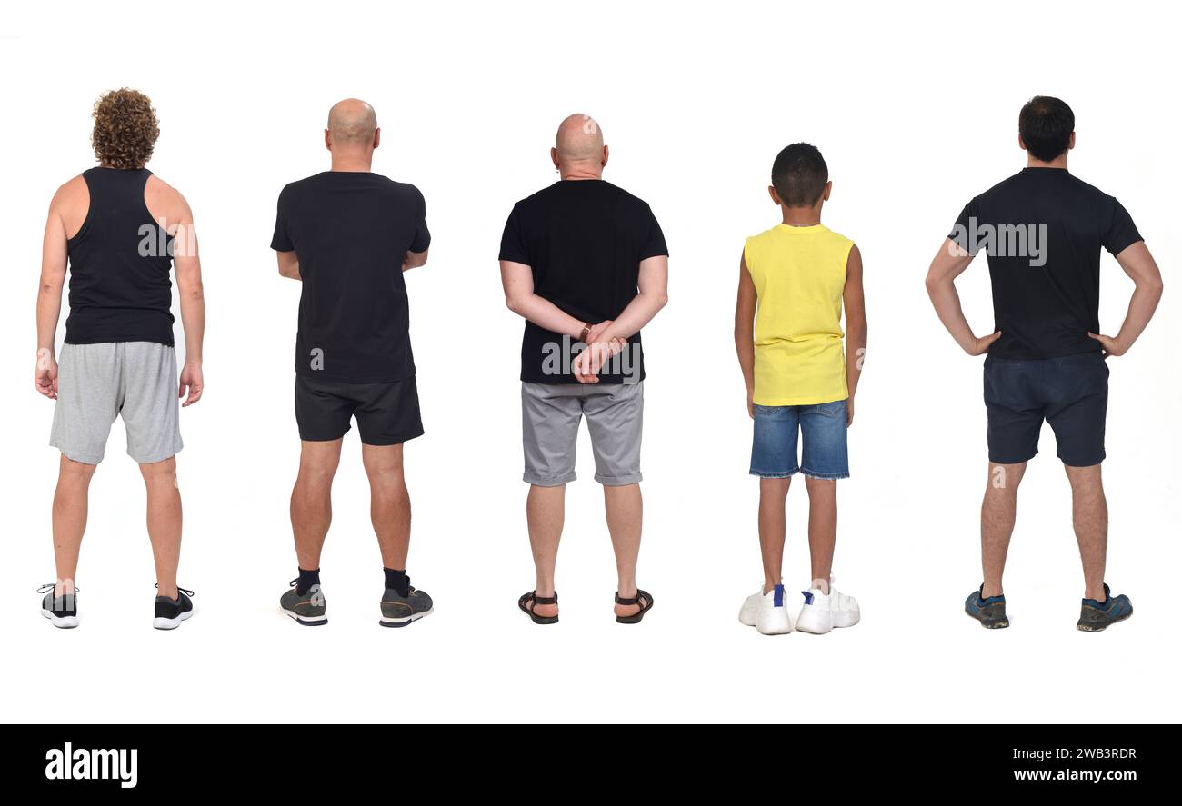 Rückansicht einer Gruppe von Männern, die Shorts auf weißem Hintergrund tragen. Stockfoto