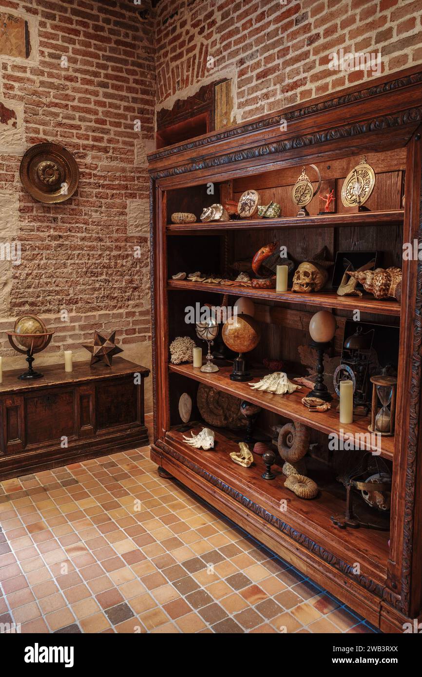 Amboise, Frankreich - 12. August 2023: Sammlung von wissenschaftlichen Gegenständen von Leonardo da Vinci in der Burg von Le Clos Luce, wo er lebte Stockfoto