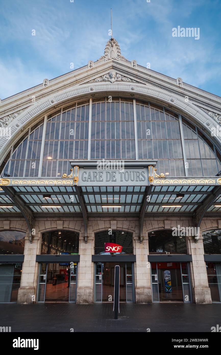 Tours, Frankreich - 13. August 2023: Historisches Bahnhofsgebäude in Tours, erbaut 1898 vom Architekten Victor Laloux. Stockfoto