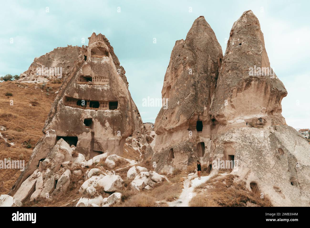 Erkunden Sie die bezaubernden Fairy Chimney Häuser mit interessanten Felsformationen in Goreme, Kappadokien. Stockfoto