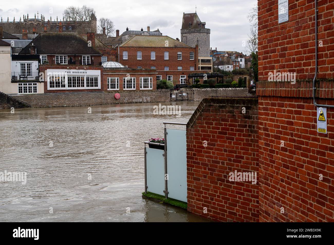 Eton, Windsor, Berkshire. Januar 2024. Die Themse ist in Eton, Windsor, Berkshire, am Ufer geplatzt. Für die Themse bei Eton ist ein Hochwasseralarm vorhanden. Quelle: Maureen McLean/Alamy Live News Stockfoto