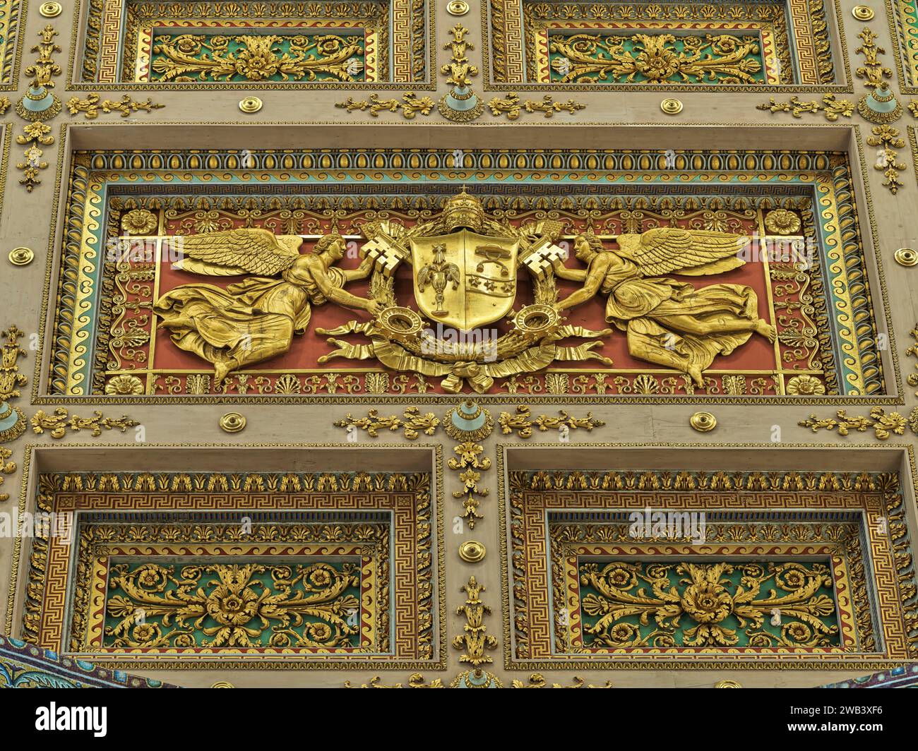 Skulpturenkunst (Ciborium) an der Decke über dem päpstlichen Altar und Grab des Heiligen Paulus in der päpstlichen Basilika des Heiligen Paulus vor den Mauern, Rom, Italien. Stockfoto