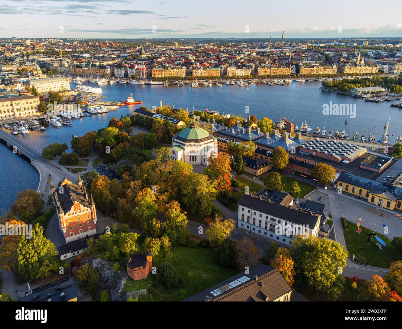 Hochwinkelblick auf die Insel Skeppsholmen im Zentrum stockholms, mit herbstlichen Farben. Eric Ericson Hall, strandvägen und Östermalm Stockfoto