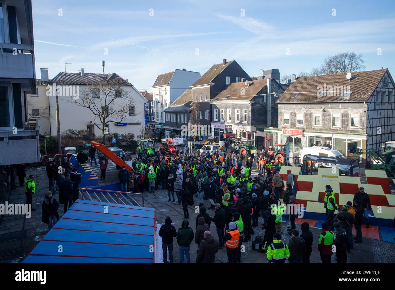 Bauernproteste. 08.01.2024, EU, DEU, Deutschland, Nordrhein-Westfalen, Schwelm: Bauern aus dem Ennepe-Ruhr-Kreis mit ca. 100 Traktoren demonstrieren gegen die aktuelle Agrarpolitik der Bundesregierung vor dem Kreishaus. Trotz der Rücknahme der angekündigten Kuerzungen im Bundeshaushalt in Form der Streichung von subventioniertem Agrardiesel und der Befreiung von der Kfz-Steuer von der Bundesregierung wird von den Bauern weiter zu dieser Aktionswoche mobilisiert. EU, DEU, Deutschland, Nordrhein-Westfalen, Schwelm: Landwirte aus dem Landkreis Ennepe-Ruhr demonstrieren dagegen mit rund 100 Traktoren Stockfoto